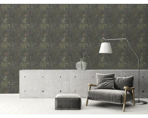 Woonkamer met botanisch behang, betonnen dressoir, fauteuil en vloerlamp