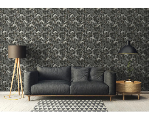 Woonkamer met bank, staande lamp, tafellamp, bijzettafel en jungle behang