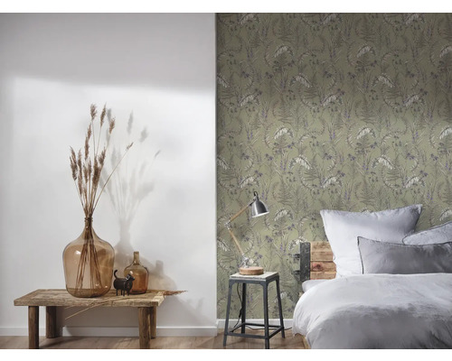 Lichte slaapkamer met gedessineerd behang, tafellamp, bed en decoratie