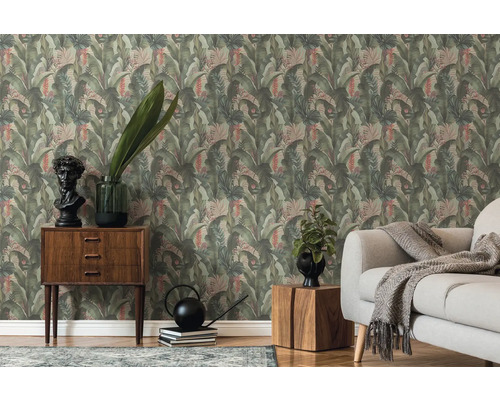 Woonkamer met botanisch behang, commode en bank