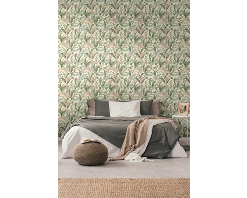Slaapkamer met bed en behang met plantmotieven