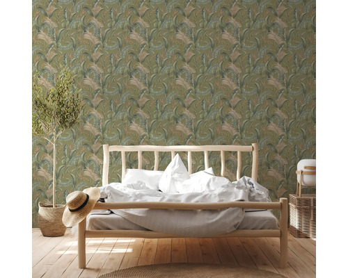 Slaapkamer met een groen bloemenbehang en een houten bed