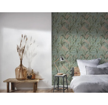 Uitnodigende slaapkamer met botanisch behang, rustiek houten bed en natuurlijke decoratie.