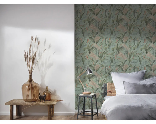 Uitnodigende slaapkamer met botanisch behang, rustiek houten bed en natuurlijke decoratie.