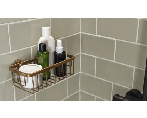 Hoekrek met verzorgingsproducten aan betegelde wand