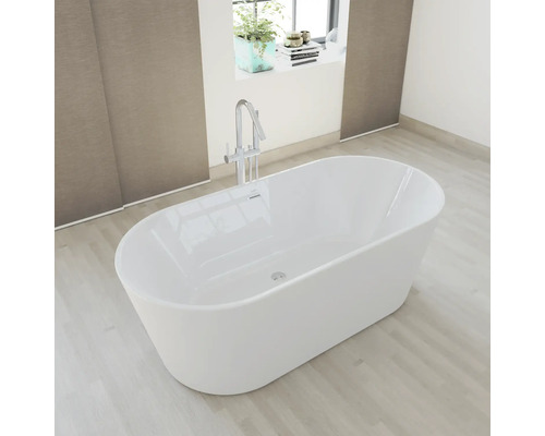 Vrijstaand bad met kraan in een lichte badkamer.