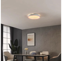 Scène van een eetkamer met een tafel, stoelen en een ronde plafondlamp