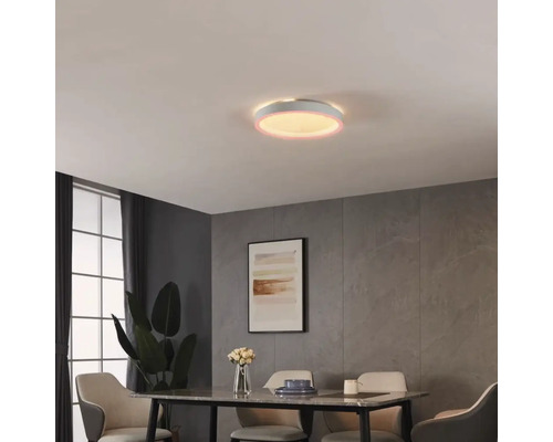 Scène van een eetkamer met een tafel, stoelen en een ronde plafondlamp