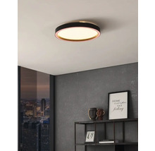 Ronde plafondlamp in een modern interieur.