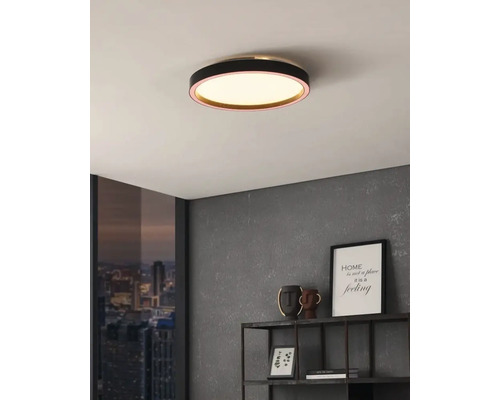 Ronde plafondlamp in een modern interieur.