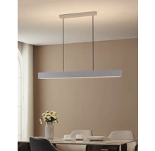 Rechthoekige hanglamp van metaal boven een eettafel.