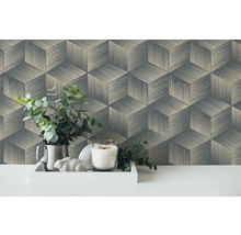 Woonkamer scène met een patroonbehang en decoratieve items op een wit oppervlak