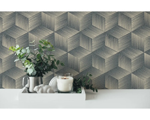 Woonkamer scène met een patroonbehang en decoratieve items op een wit oppervlak