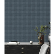 Scène met blauw geruite behang op de muur
