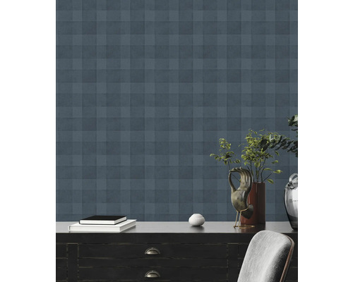 Scène met blauw geruite behang op de muur