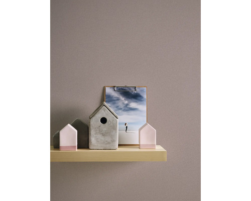 Decoratieve huizen en een foto op een plank