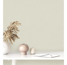 Gedetailleerde weergave van een gestructureerd behang in een interieur, gecombineerd met decoratieve elementen.