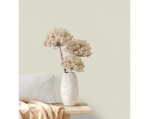 Decoratieve vaas met gedroogde bloemen op een tafel