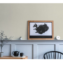 Decoratieve woonkamer met muurverf, IJslandfoto, theepot, klok en plant