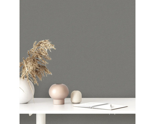 Decoratief behang in een kamer met vazen en schrijfwaren op een tafel