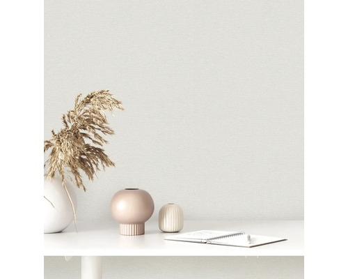 Lichte woonkamerinrichting met structuurbehang, decoratie en notitieboek op een tafel