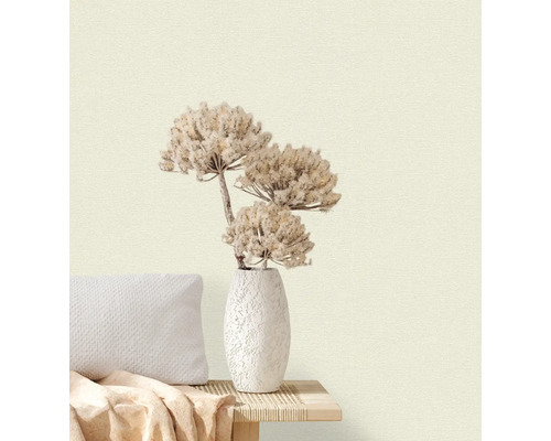 Decoratief behang met bloemstuk en kussen op een bank