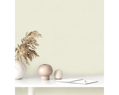 Close-up van een gestructureerd behang met decoratieve objecten op een tafel