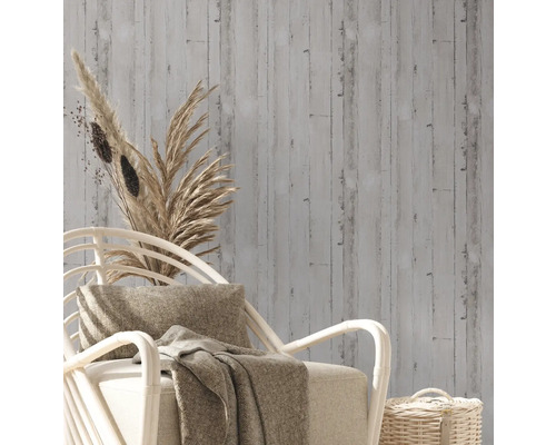 Decoratief behang met houten design in een interieur met een fauteuil en decoratie.