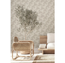 Woonkamer met geometrisch behang, rotan stoelen en olijfboom