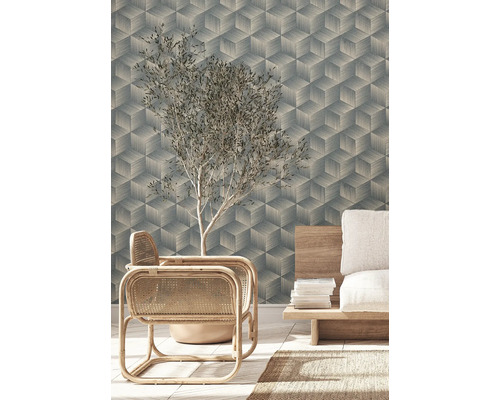 Woonkamer met patroonbehang, rotan stoelen en houten elementen voor een lichte en georganiseerde sfeer