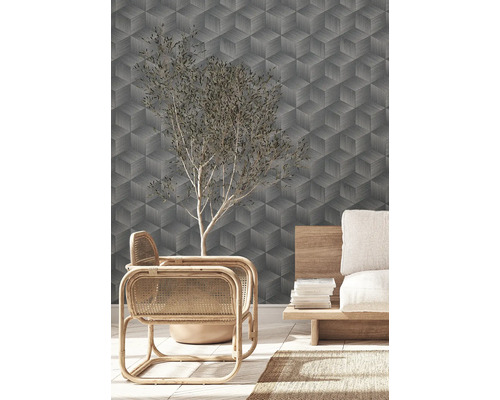 Woonkamer met geometrisch behang, fauteuil en decoratie