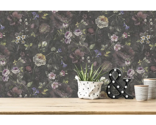 Decoratief bloemenbehang met plantdetails op een houten tafel