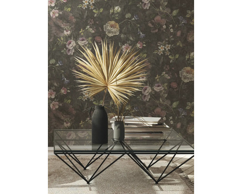 Decoratieve woonkamer met bloemetjesbehang, glazen salontafel en vazen