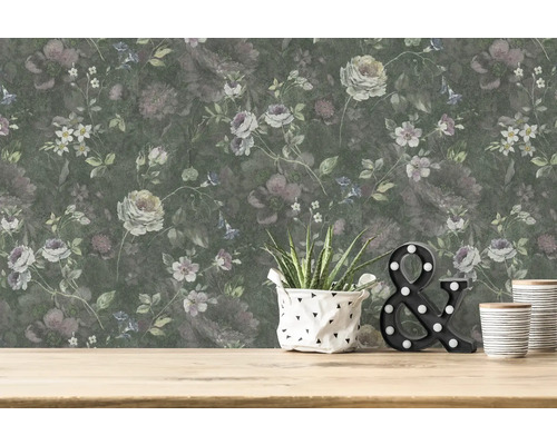 Decoratief bloemenbehang in een kamer