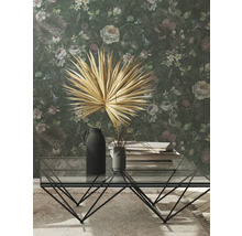 Woonkamer met bloemenbehang, glazen salontafel en decoratie