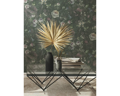 Woonkamer met bloemenbehang, glazen salontafel en decoratie