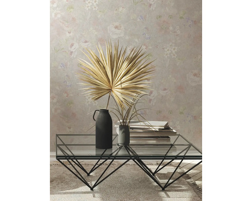 Decoratief interieur met patroonbehang, tafel, vazen en planten