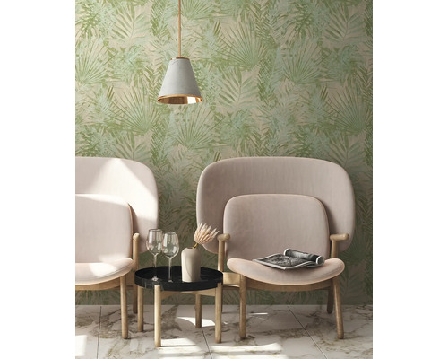 Woonkamer met behang met bladerenmotief, twee fauteuils en een bijzettafel