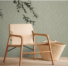 Scene met een stoel met houten frame, een beige zitting en een mand voor een gestructureerde muur
