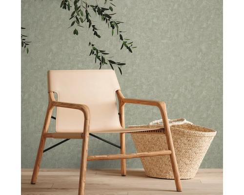 Scene met een stoel met houten frame, een beige zitting en een mand voor een gestructureerde muur