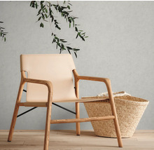 Scene met een fauteuil van hout en leer en een mand