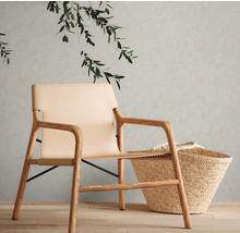 Lichtgekleurde fauteuil van hout en leer met mand