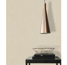 Beige behang in kamer met lamp en decoratie op een tafel