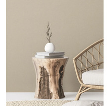 Decoratieve woonsfeer met houten kruk, rotan stoel, boeken en bloemenvaas