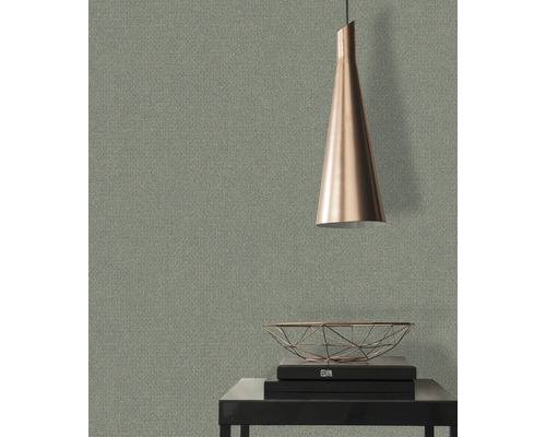 Kamerzicht met behang met patroon, lamp en decoratie op een tafel