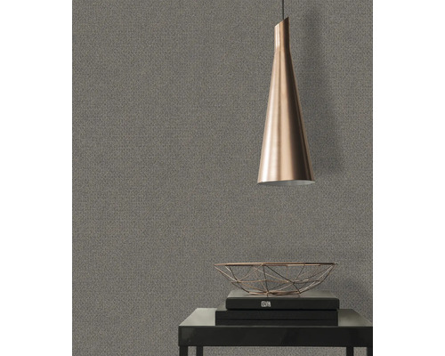 Close-up van een gestructureerd behang met lamp en decoratieve schaal