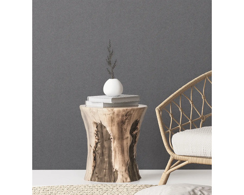 Decoratieve scène met houten kruk, boeken en rotan stoel