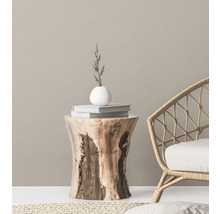 Decoratieve scène met houten kruk, boeken, vaas en rotan stoel