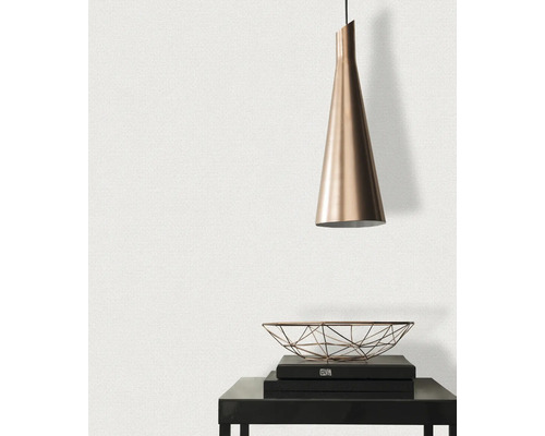 Scene met een metalen hanglamp boven een tafel met decoratieve schaal