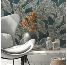 Decoratieve kamer met behang met bladmotief, fauteuil, vaas en decoraties